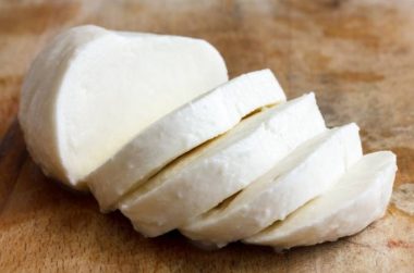 Cheddar vs Mozzarella Cheese: What Is the Difference?